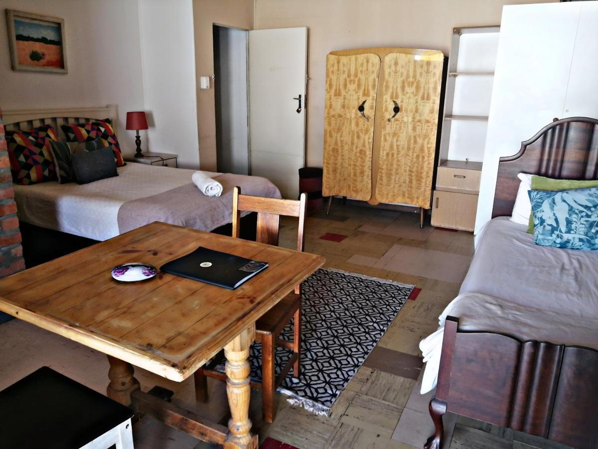 Suzie'S Coffee Shop Accommodation Bellville Exteriör bild
